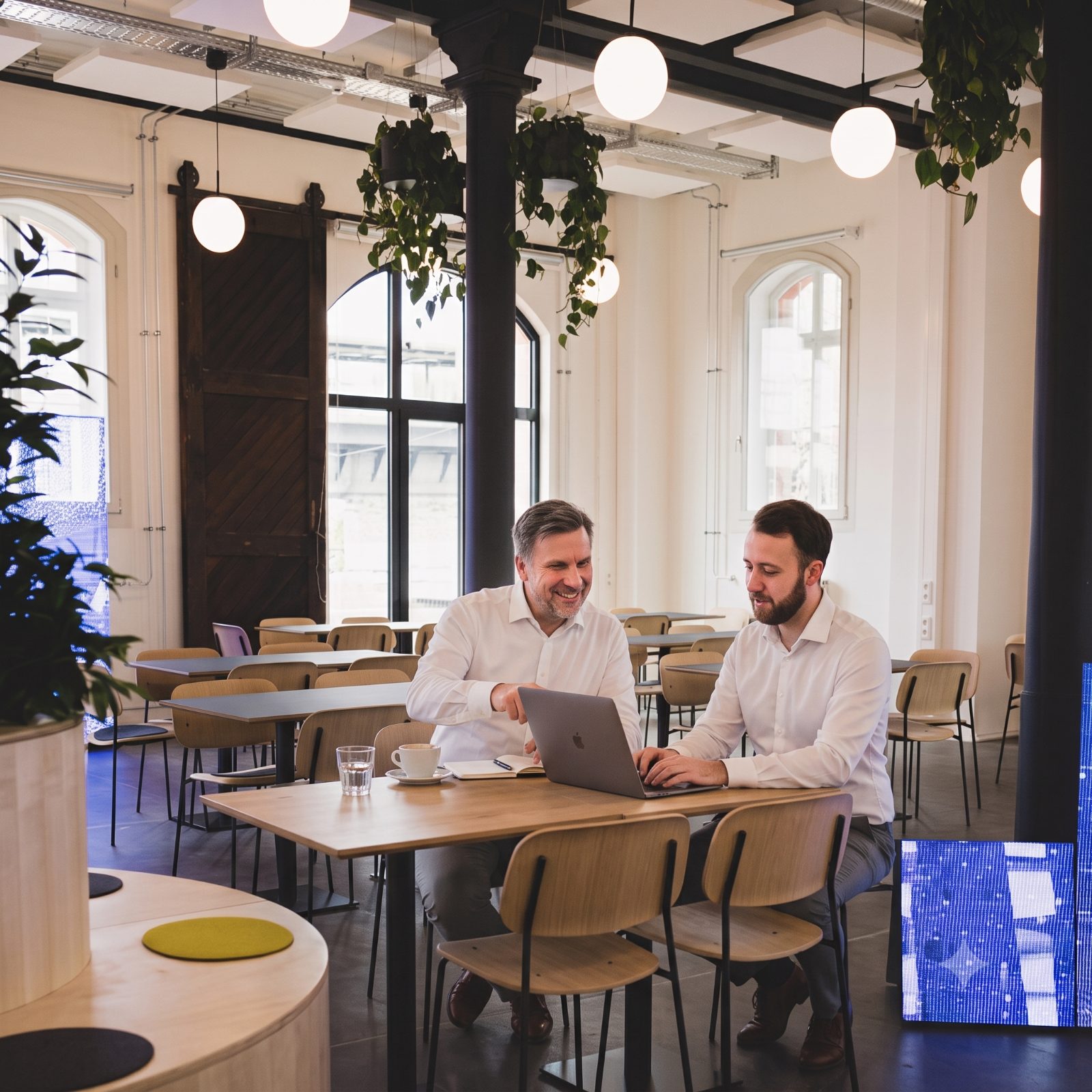Gernot und Stefan beim gemeinsamen Arbeiten am Laptop