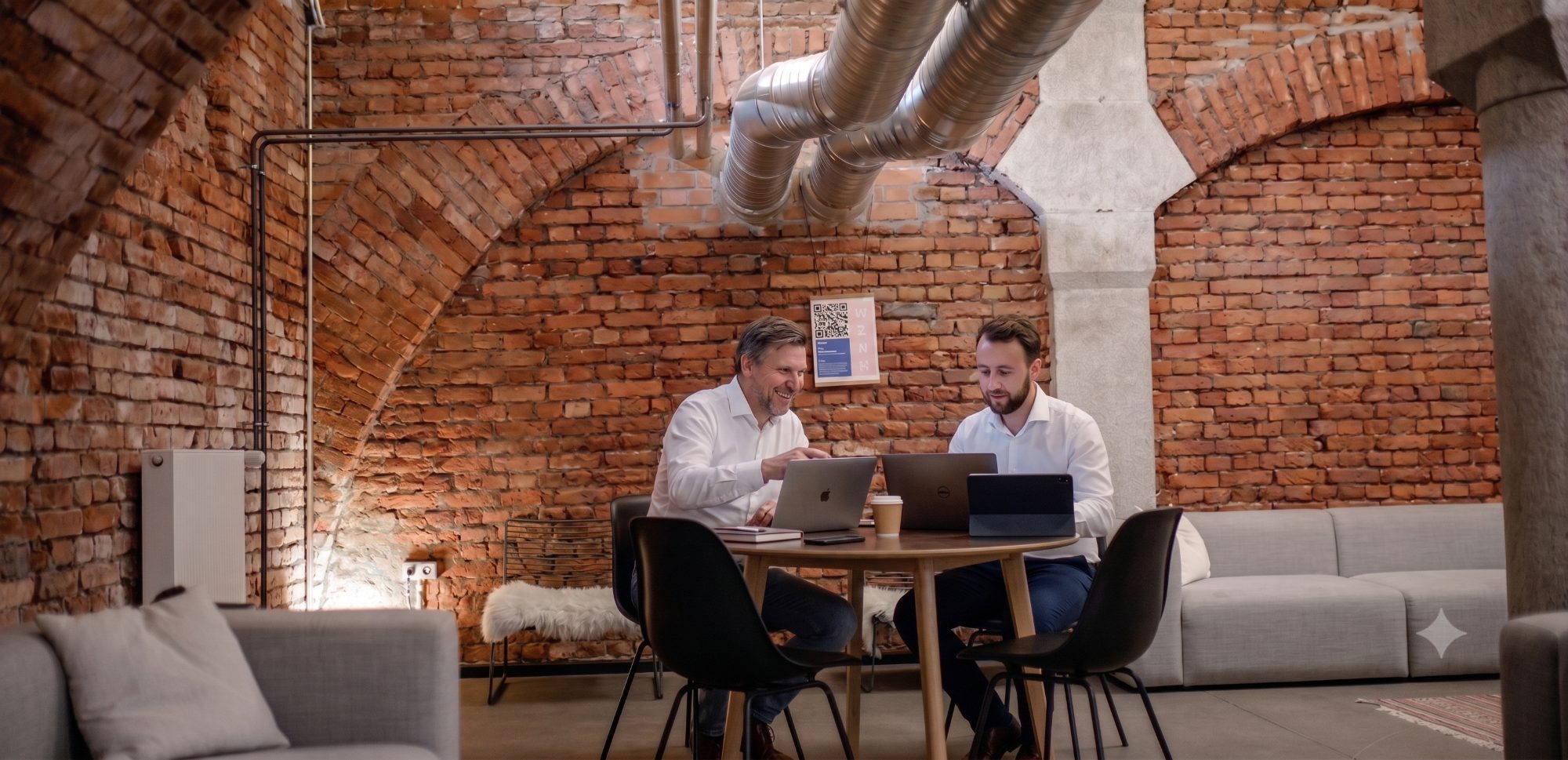 Gernot und Stefan bei der Arbeit im Zollhof-Büro, Nürnberg